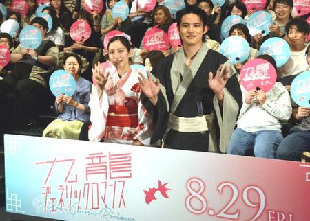 　映画「九龍ジェネリックロマンス」納涼！夕涼み試写会に登場した吉岡里帆（左）と水上恒司