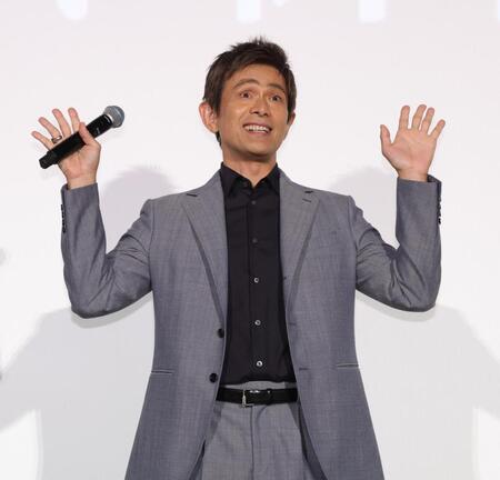 　観客席に手を振る江口洋介（撮影・西岡正）