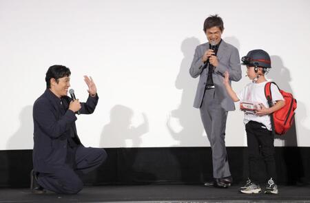 　質問した少年に手を振る鈴木亮平。中央は江口洋介（撮影・西岡正）