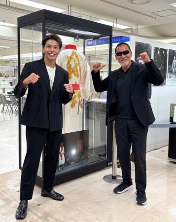 【写真】アントニオ猪木さんゆかりの品の前で蝶野正洋とファイティングポーズを決める武知海青