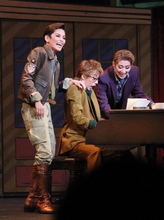 　「パリのアメリカ人」の（左から）朝美絢、縣千、瀬央ゆりあ