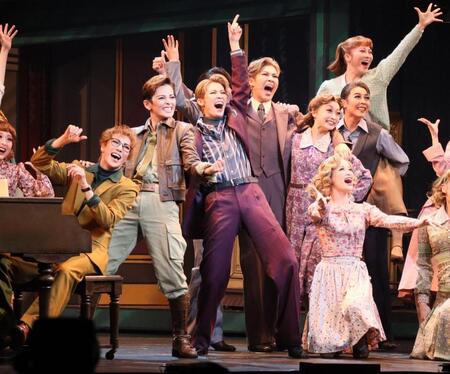 　「パリのアメリカ人」の朝美絢ら