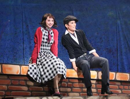 　「パリのアメリカ人」の朝美絢（右）と音彩唯