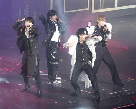 　ＫＡＴ－ＴＵＮ「ＳＨＥ　ＳＡＩＤ．．．」を歌う（左から）檜山光成、瀧陽次朗、黒田光輝、田村海琉（撮影・伊藤笙子）