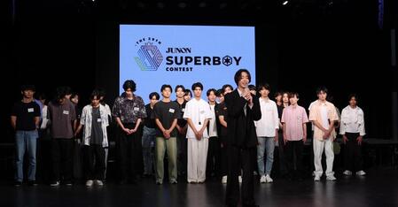 　あいさつをする谷原七音（中央）＝撮影・佐々木彰尚