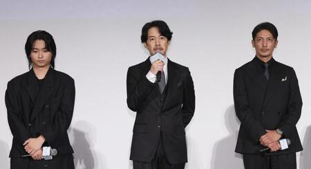 　舞台あいさつに登場した（左から）奥平大兼、竹野内豊、玉木宏（撮影・佐々木彰尚）