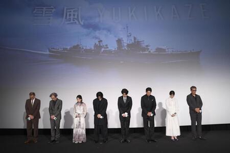 　終戦の日、目をつむる（左から）山田敏久監督、脚本家・長谷川康夫氏、田中麗奈、奥平大兼、竹野内豊、玉木宏、當真あみ、中井貴一（撮影・佐々木彰尚）