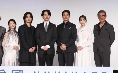 　舞台あいさつに登場した（左から）田中麗奈、奥平大兼、竹野内豊、玉木宏、當真あみ、中井貴一（撮影・佐々木彰尚）