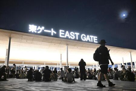 　大阪メトロ中央線が運転見合わせとなり、万博会場で座り込む人たち