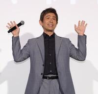 　観客席に手を振る江口洋介（撮影・西岡正）