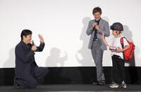 　質問した少年に手を振る鈴木亮平。中央は江口洋介（撮影・西岡正）