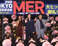 　客席から手を振る（左から）菜々緒、鈴木亮平、江口洋介（撮影・西岡正）