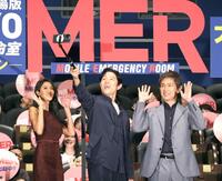 　自撮り棒で撮影する（左から）菜々緒、鈴木亮平、江口洋介（撮影・西岡正） 