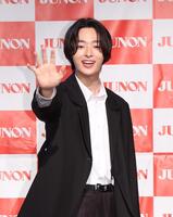 　手を振る谷原七音（撮影・佐々木彰尚）