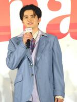 　トークする鈴鹿央士