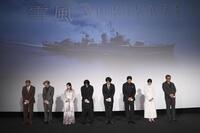 　終戦の日、目をつむる（左から）山田敏久監督、脚本家・長谷川康夫氏、田中麗奈、奥平大兼、竹野内豊、玉木宏、當真あみ、中井貴一（撮影・佐々木彰尚）