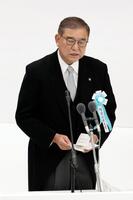 　全国戦没者追悼式で式辞を述べる石破首相