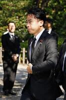 　靖国神社を参拝に訪れた小泉農相
