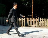 　靖国神社を参拝した小泉農相