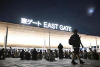 　大阪メトロ中央線が運転見合わせとなり、万博会場で座り込む人たち