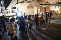 　大阪メトロ中央線が運転見合わせとなり、休憩用に開放されたパビリオンに並ぶ大勢の来場者