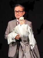 　人形を持つ三谷幸喜氏