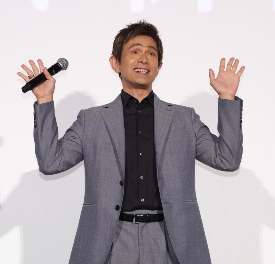 　観客席に手を振る江口洋介（撮影・西岡正）