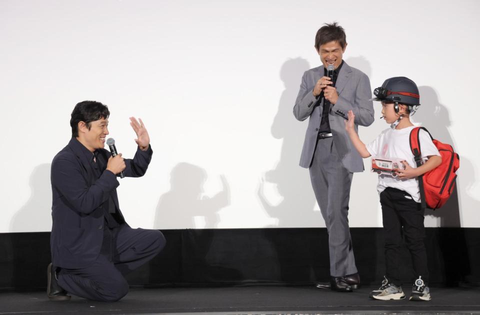 　質問した少年に手を振る鈴木亮平。中央は江口洋介（撮影・西岡正）