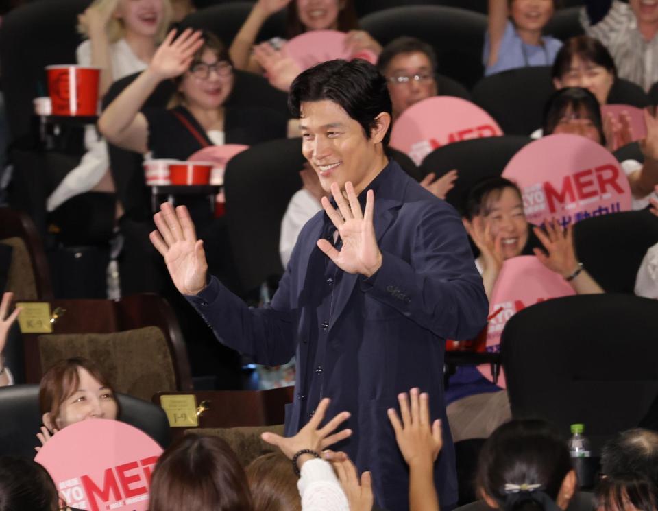 　ファンに手を振る鈴木亮平（撮影・西岡正）