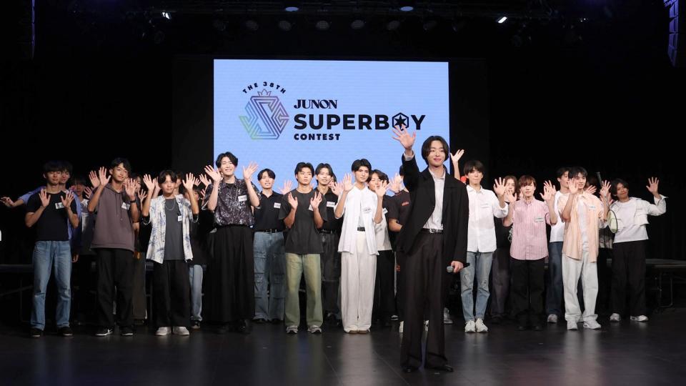 　手を振る谷原七音（中央）ら（撮影・佐々木彰尚）