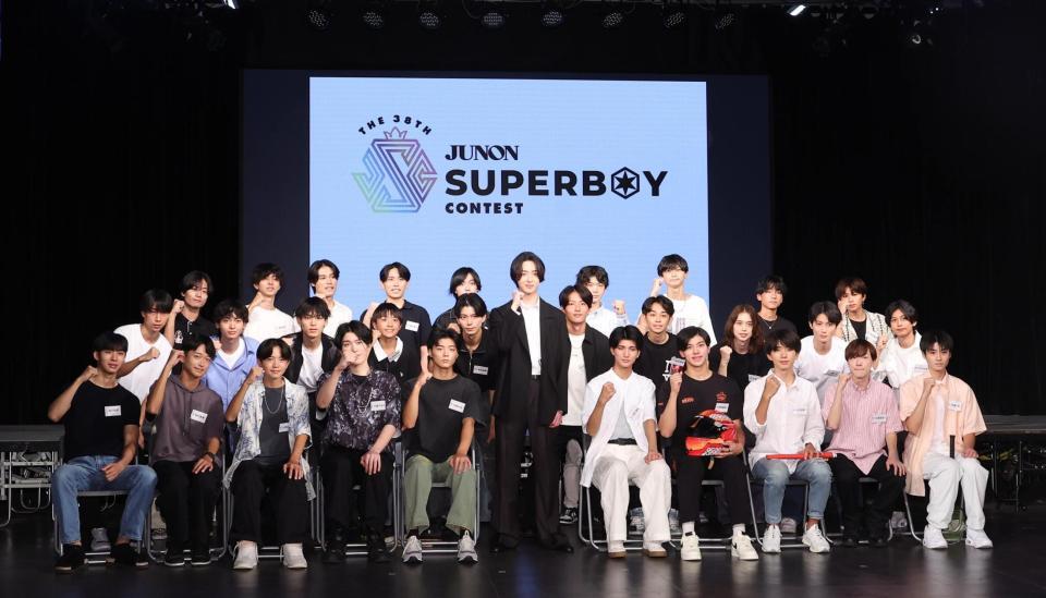 　コンテストゲストで登場した谷原七音（中央）＝撮影・佐々木彰尚