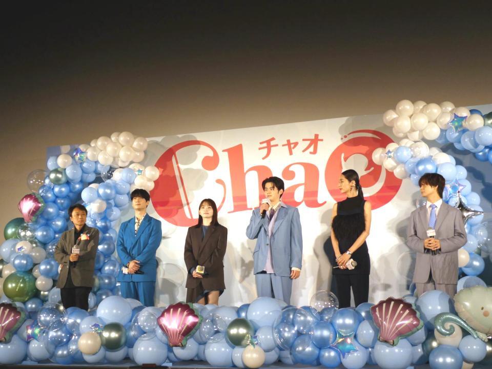 　舞台あいさつに登壇した（左から）青木康宏監督、梅原裕一郎、山田杏奈、鈴鹿央士、シシド・カフカ、太田駿静