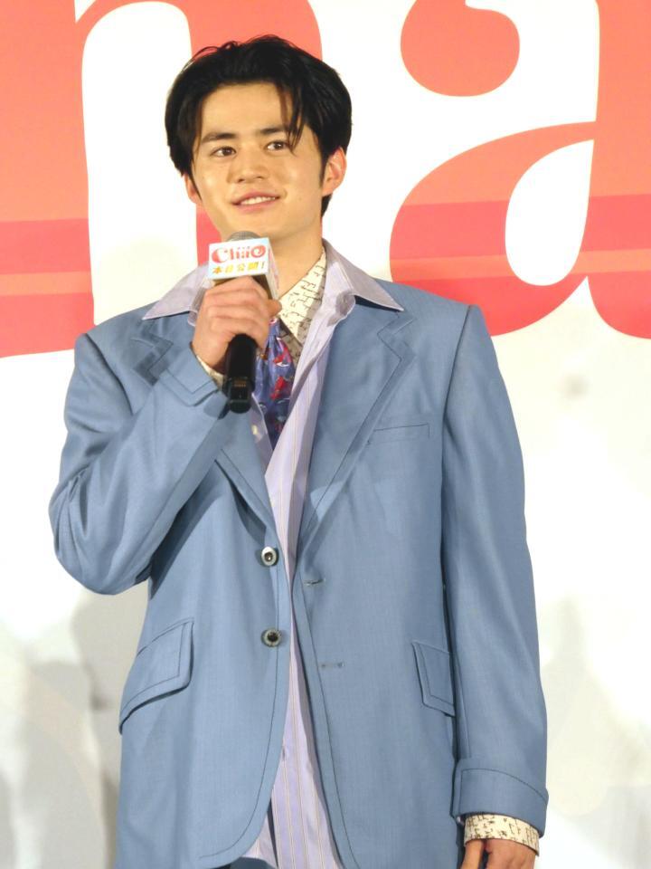 　トークする鈴鹿央士