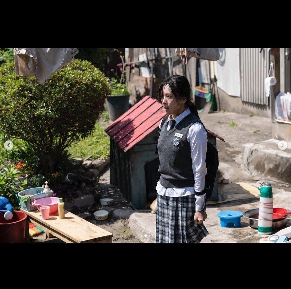 　リュ・ジウォンの公式インスタグラム＠ａｚｕｒｅｏｏｎｅより　ディズニープラス「レッド・スワン」場面写真