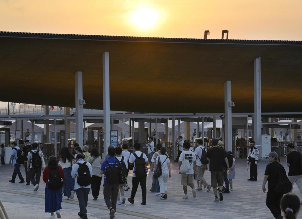 　早朝、帰路につく万博の来場者ら。大阪メトロ中央線の運転見合わせにより大勢の人たちが帰宅できなくなり、会場内で一夜を過ごした