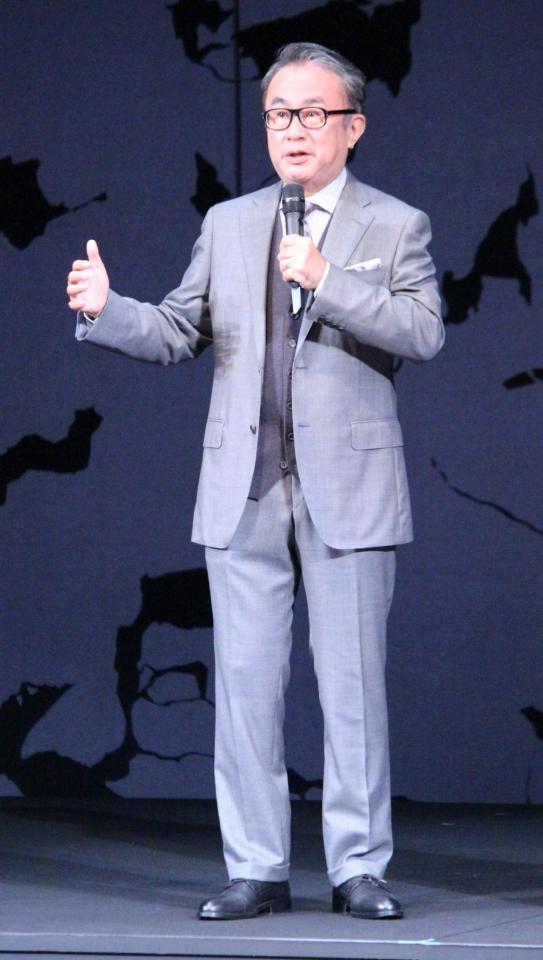 　取材に応じる三谷幸喜氏