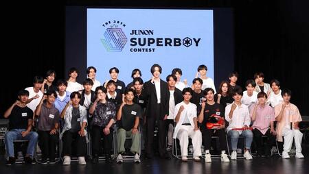 　後輩にあたるスターの卵たちを激励に訪れた（中央）