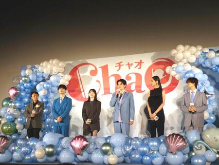 　舞台あいさつに登壇した（左から）青木康宏監督、梅原裕一郎、山田杏奈、鈴鹿央士、シシド・カフカ、太田駿静