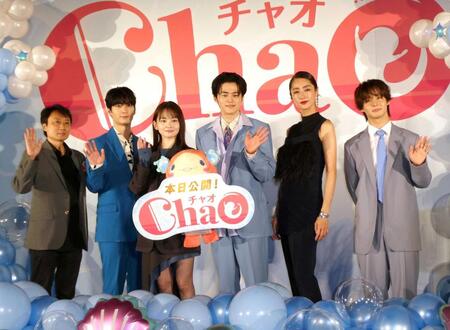 　舞台あいさつに登壇した（左から）青木康宏監督、梅原裕一郎、山田杏奈、鈴鹿央士、シシド・カフカ、太田駿静