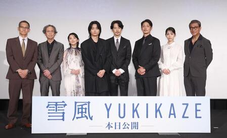 　舞台あいさつに登場した（左から）山田敏久監督、脚本家・長谷川康夫氏、田中麗奈、奥平大兼、竹野内豊、玉木宏、當真あみ、中井貴一（撮影・佐々木彰尚）