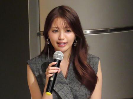 　会場の女子中高生にエールを送る香音