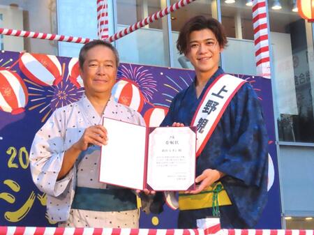 　上野観光連盟・長岡信裕理事長から上野観光大使委嘱状を受け取る新浜レオン（右）