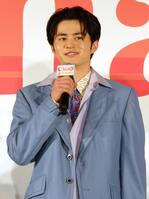 　トークする鈴鹿央士