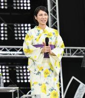 　浴衣姿で登場した松下奈緒（撮影・開出牧）