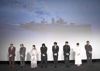 　黙とうする竹野内豊（中央右）ら出演者