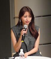 　会場の女子中高生にエールを送る香音