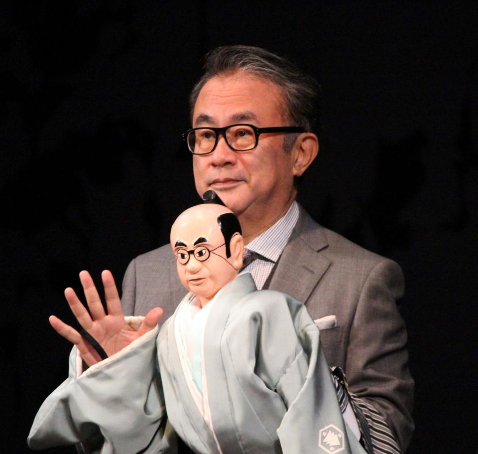 　人形と取材に応じた三谷幸喜氏