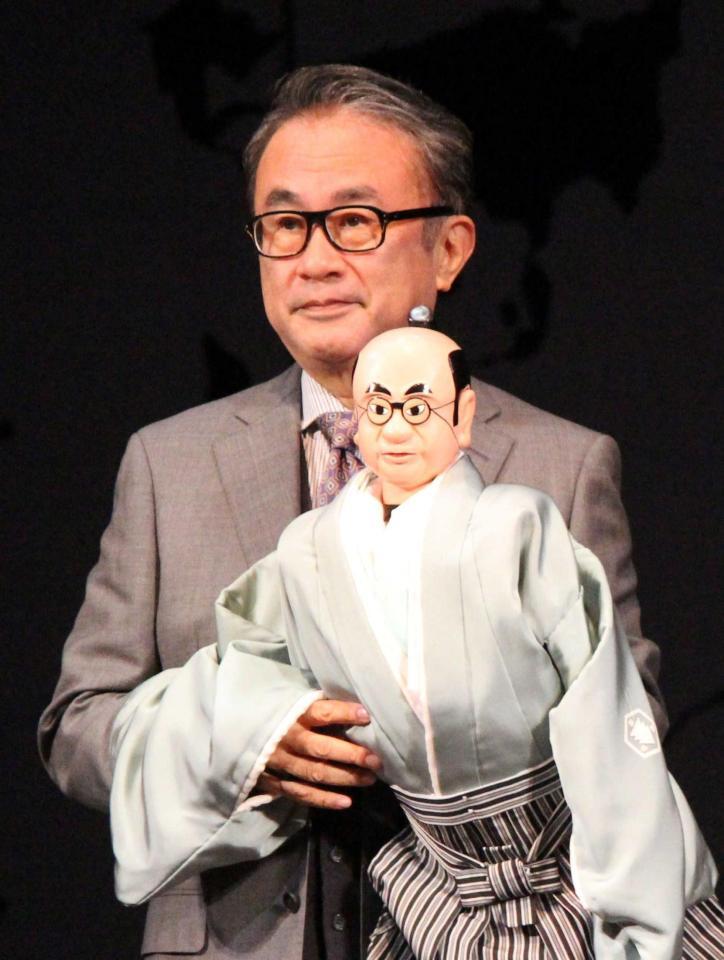 　人形を持つ三谷幸喜氏