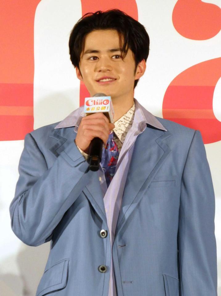 　トークする鈴鹿央士