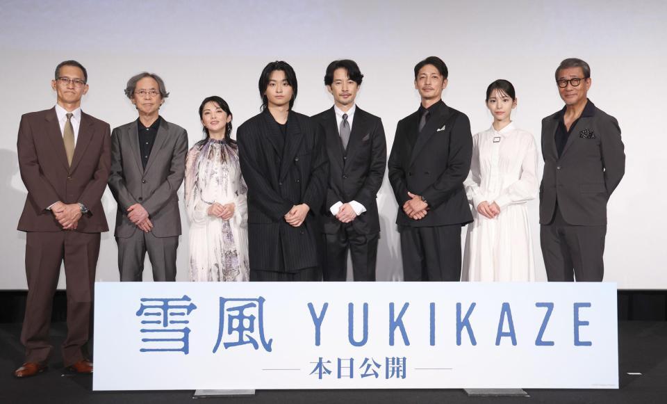 　舞台あいさつに登場した（左から）山田敏久監督、脚本家・長谷川康夫氏、田中麗奈、奥平大兼、竹野内豊、玉木宏、當真あみ、中井貴一（撮影・佐々木彰尚）